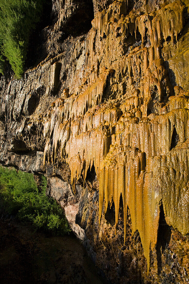 Blick auf Wasserfall mit Sinterfahnen, Barranco de los Molinos, Parque Natural de Betancuria, Fuerteventura, Kanarische Inseln, Spanien, Europa