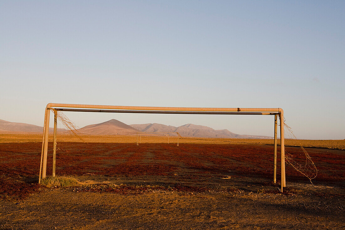 Tor auf einem Fussballfeld unter wolkenlosem Himmel, Las Parcelas, Fuerteventura, Kanarische Inseln, Spanien, Europa