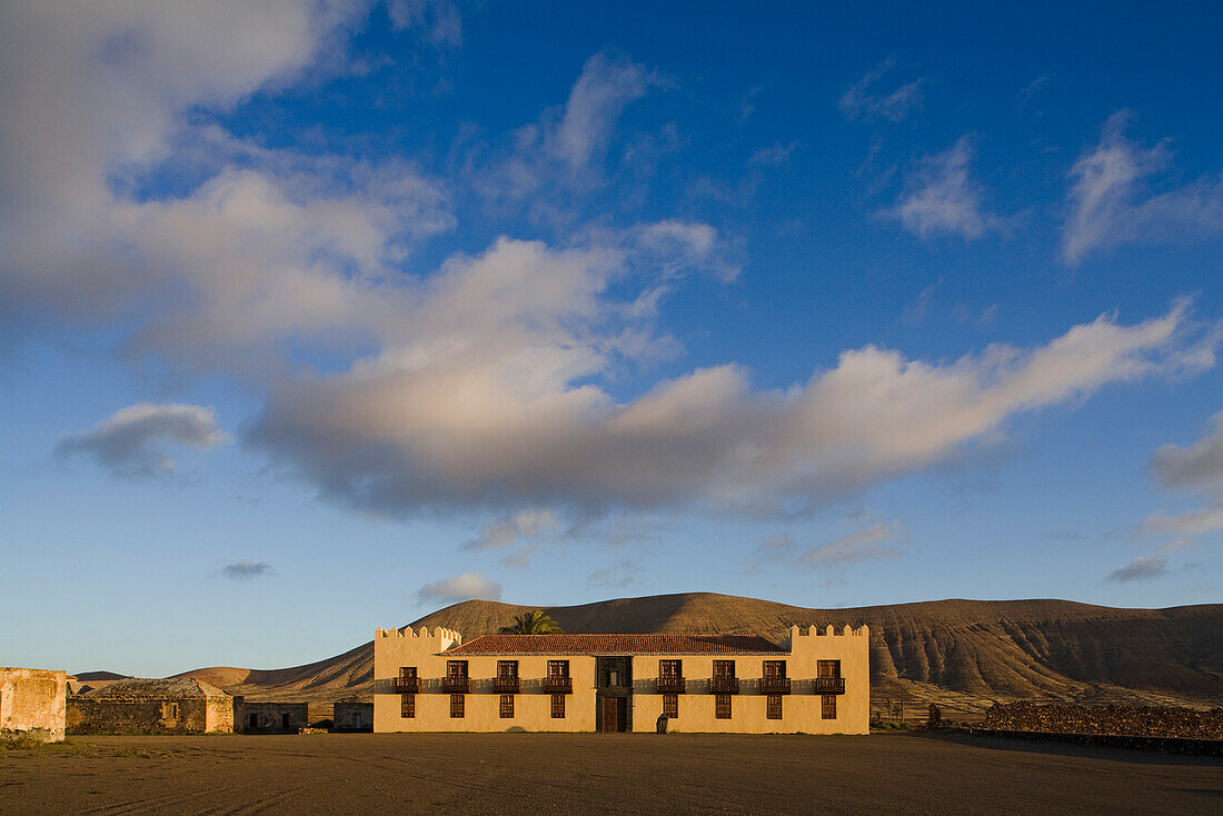 Das historische Gebäude Casa de Los Coroneles unter Wolkenhimmel, La Oliva, Fuerteventura, Kanarische Inseln, Spanien, Europa