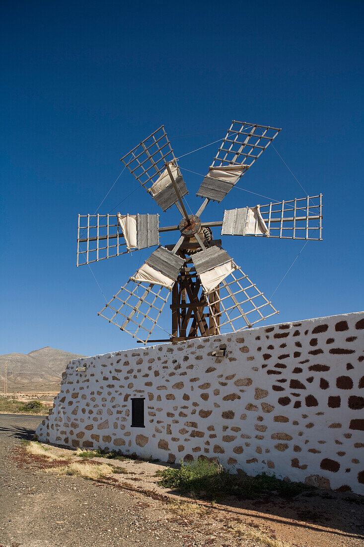 Windmühle unter blauem Himmel, Tefia, Fuerteventura, Kanarische Inseln, Spanien, Europa