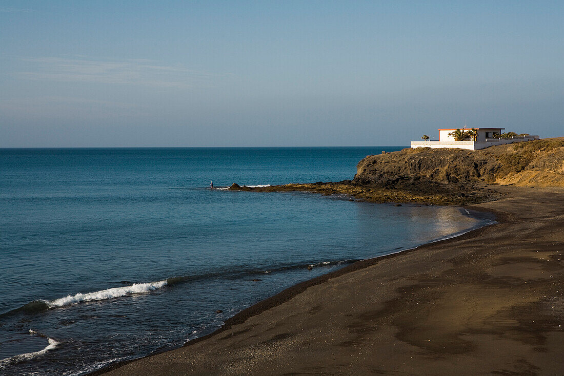 Ferienhaus am Meer im Sonnenlicht, Fuerteventura, Kanarische Inseln, Spanien, Europa