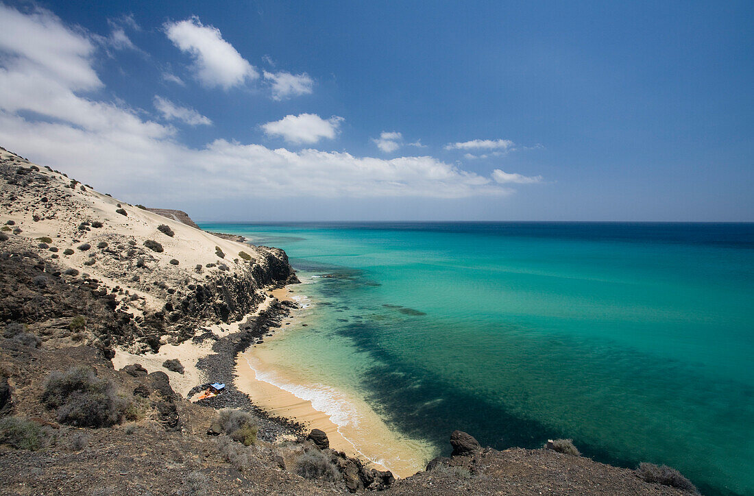 Blick auf Küstenlandschaft mit Strand im Sonnenlicht, Halbinsel Jandia, Fuerteventura, Kanarische Inseln, Spanien, Europa