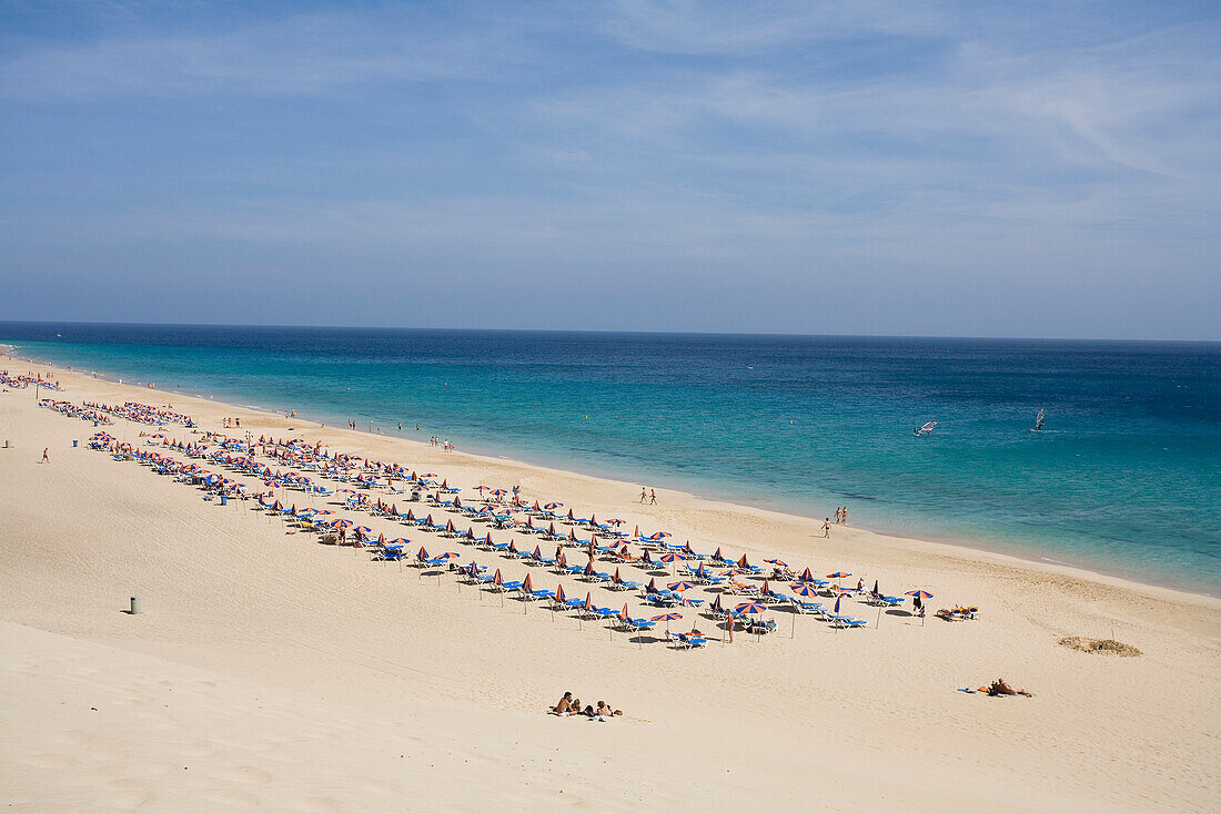 Long rows of sunshades on the sandy beach, Playa del Matorral, Playa de Jandia, Morro Jable, Jandia peninsula, Fuerteventura, Canary Islands, Spain, Europe