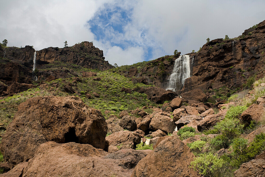 Wasserfall unter Wolkenhimmel, Los Azulejos, Veneguera Schlucht, Naturpark, Gran Canaria, Kanarische Inseln, Spanien, Europa