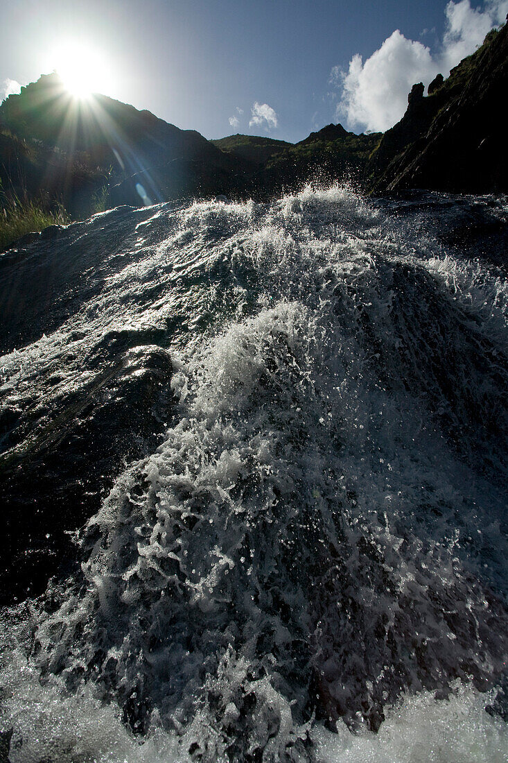 Wasserfall im Gebirge im Sonnenlicht, Barranco del Charco Azul, Tal von El Risco, Naturpark Tamadaba, Gran Canaria, Kanarische Inseln, Spanien, Europa