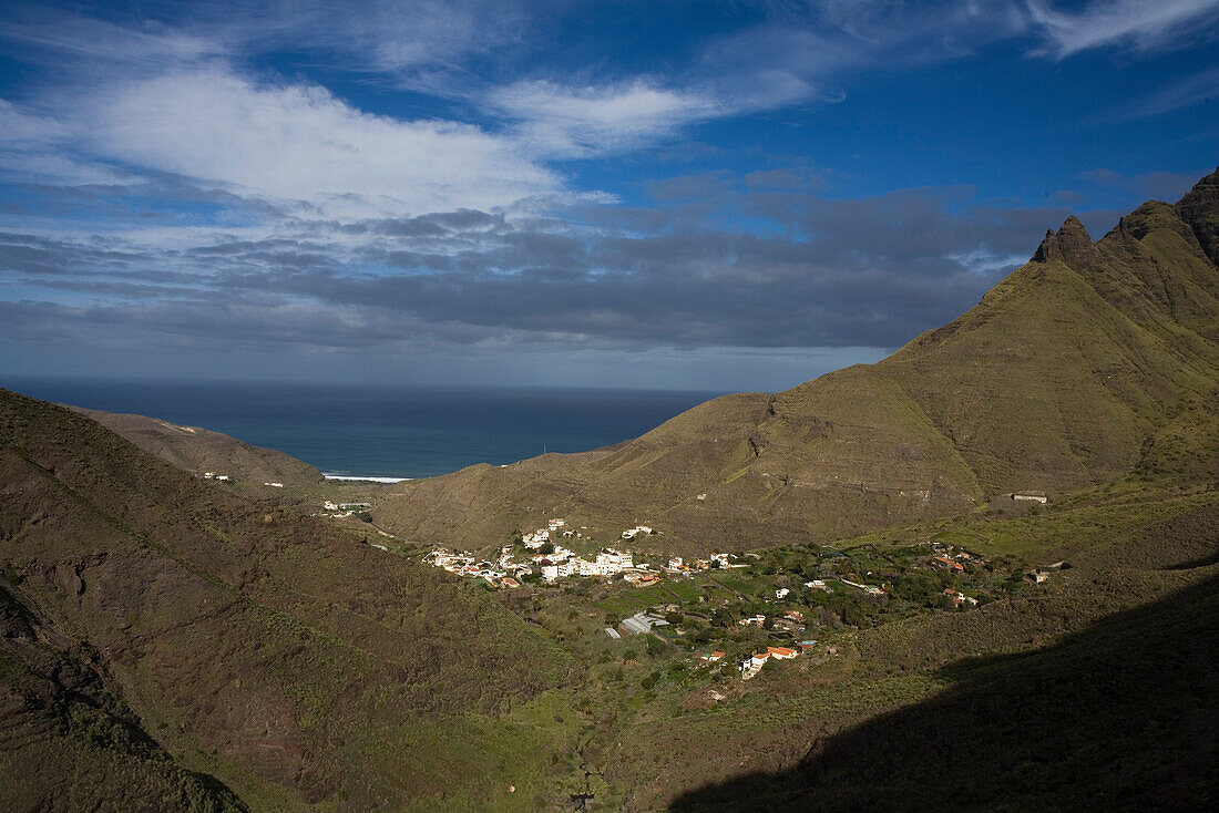Blick über das Bergdorf El Risco auf den Atlantik, Tal von El Risco, Naturpark Tamadaba, Westküste, Gran Canaria, Kanarische Inseln, Spanien, Europa