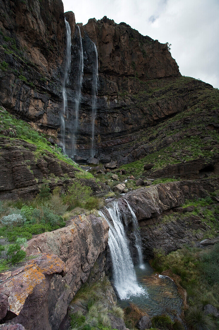 Wasserfall Cascada el Escobar unter Wolkenhimmel, Tal von El Risco, Parque Natural de Tamadaba, Gran Canaria, Kanarische Inseln, Spanien, Europa