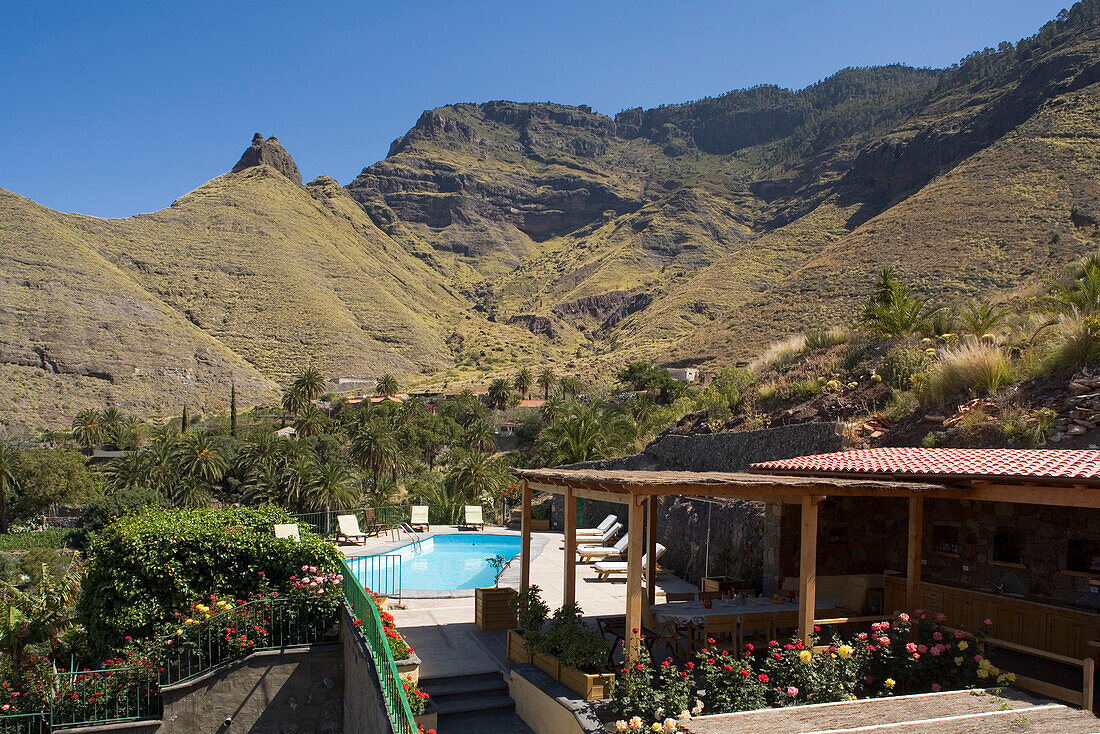 Terrasse und Pool des Ferienhauses Las Rosas unter blauem Himmel, Berg Faneque, Tal von El Risco, Naturpark Tamadaba, Gran Canaria, Kanarische Inseln, Spanien, Europa