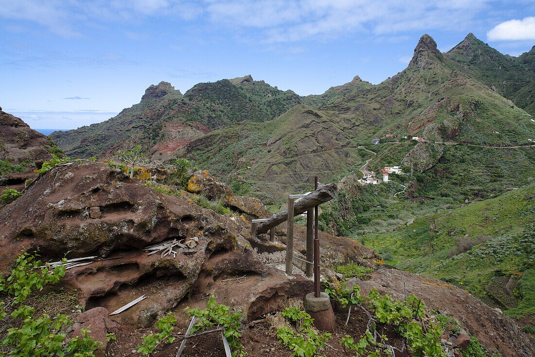 Weinpresse und das Bergdorf Afur im Hintergrund, Barranco de Afur, Parque Rural de Anaga, Teneriffa, Kanarische Inseln, Spanien, Europa