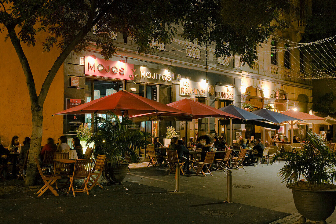 Menschen sitzen nachts vor den Bars in der Calle Dominguez Alonso, Santa Cruz de Tenerife, Teneriffa, Kanarische Inseln, Spanien, Europa