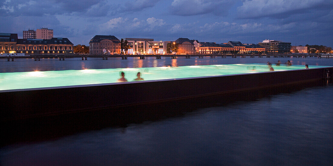 Badeschiff an der Spree bei Sonnenuntergang, Berlin