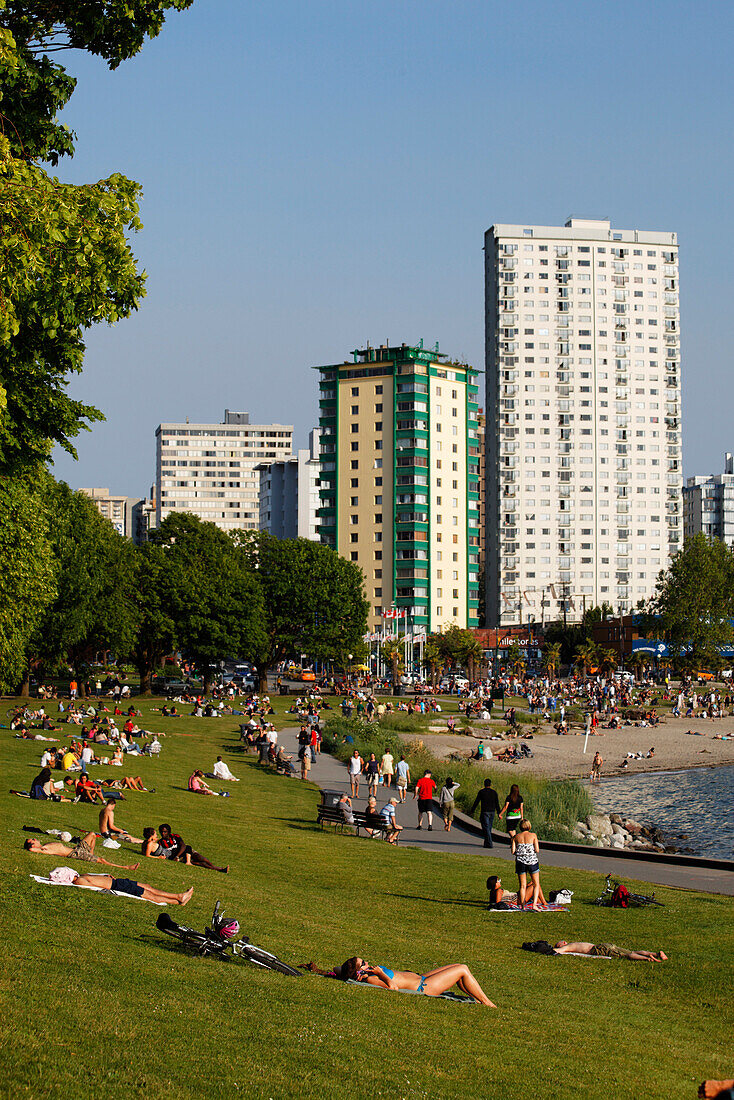 English bay, Westend, young people relaxing, Promenade, Vancouver City, Canada, North America
