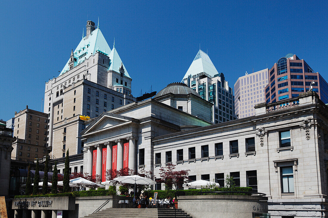 Cafe in front of Vancouver Art Gallery, Vancouver City Center, Faimont Hotel, Skyscaper, Canada, North America