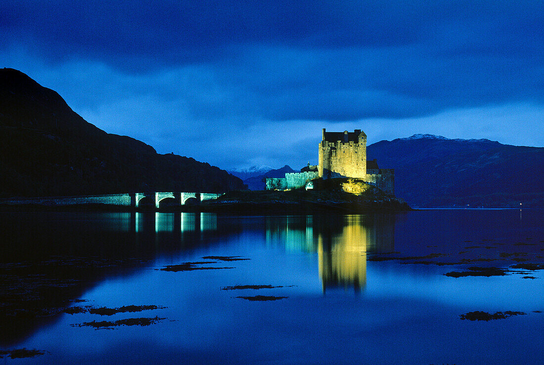 Eilean Donan Castle im Abendlicht, North West Highlands, Ross and Cromarty, Schottland, Großbritannien, Europa