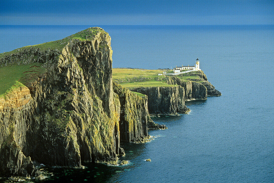 Leuchtturm am Neist Point, Insel Skye, Innere Hebriden, Schottland, Großbritannien, Europa