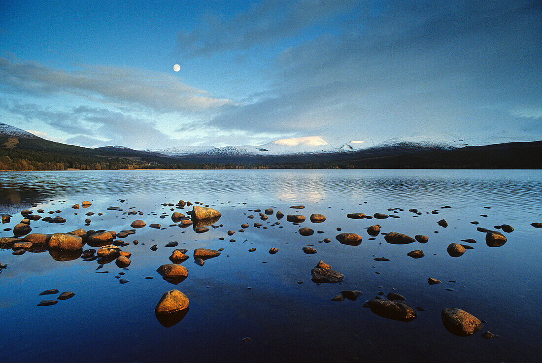 Loch Morlich, Blick zu den schneebedeckten Cairngorm Mountains, Highlands, Grampian, Schottland, Großbritannien, Europa