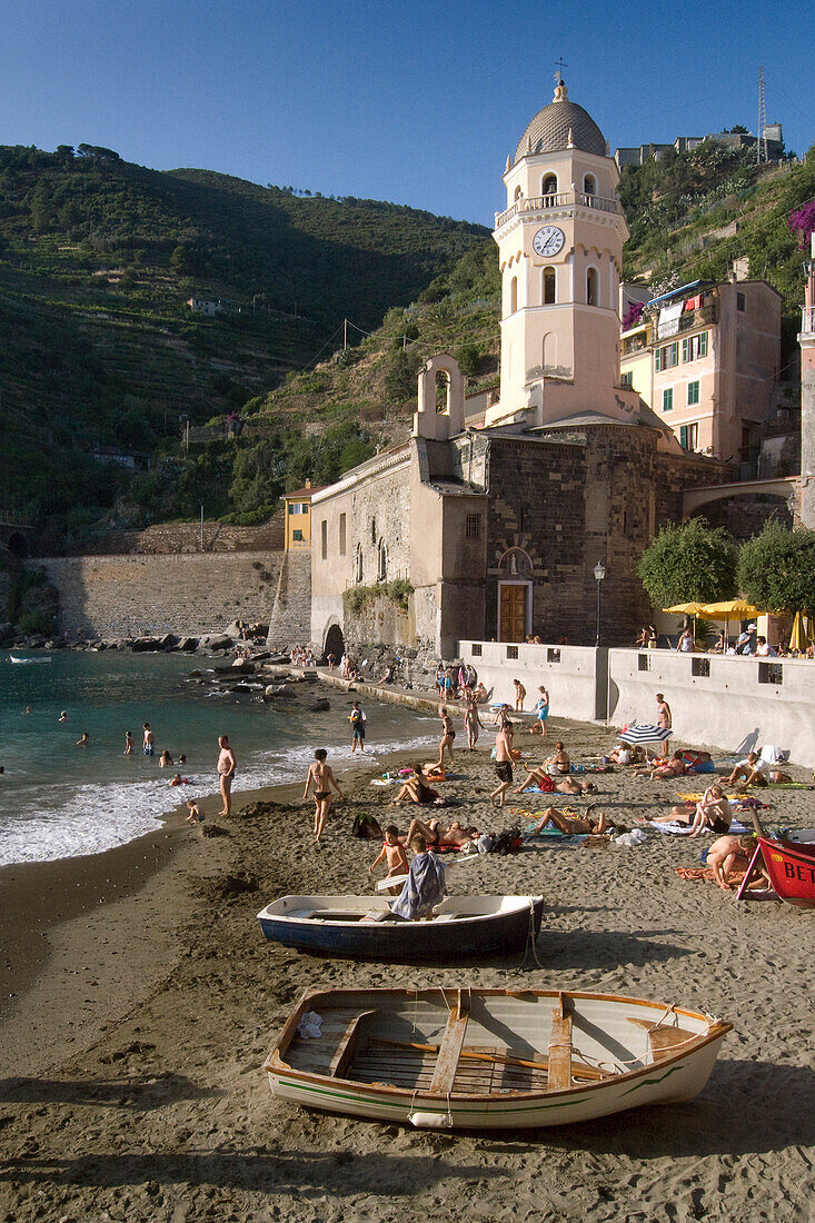 Strand und Kirche S. Margherita, Vernazza, Cinque Terre, La Spezia, Ligurien, Italienische Riviera, Italien, Europa