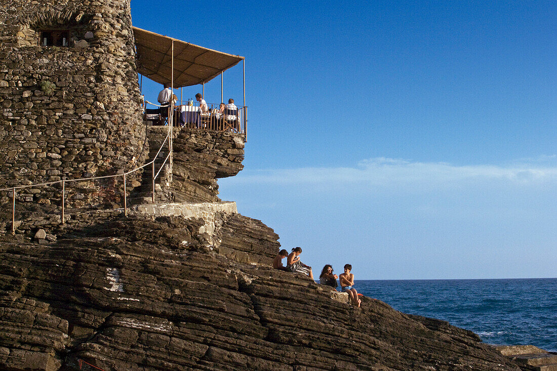 Restaurant am Festungsturm mit Blick auf das Meer, Vernazza, Cinque Terre, La Spezia, Ligurien, Italienische Riviera, Italien, Europa