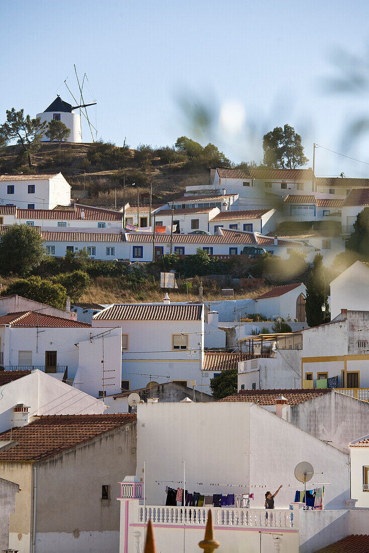 Ortsansicht, weiße Häuser und Windmuehle am Berg, Westalgarve, Odeceixe, Algarve, Portugal