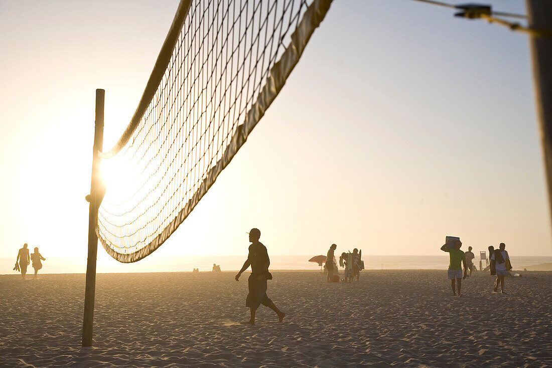 Leute am Strand im Abendlicht, Volleyball Netz, Atlantik, beliebter Strand von Windsurfern, Praia de Odeceixe, Algarve, Portugal