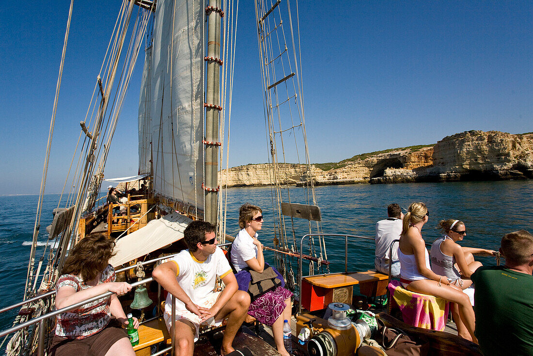 Touristen auf dem Deck, Segelschiff Santa Bernada, fuer touristische Zwecke umgebautes altes Segelschiff, Fahrten entlang der Felsenkueste, Portimao, Algarve, Portugal