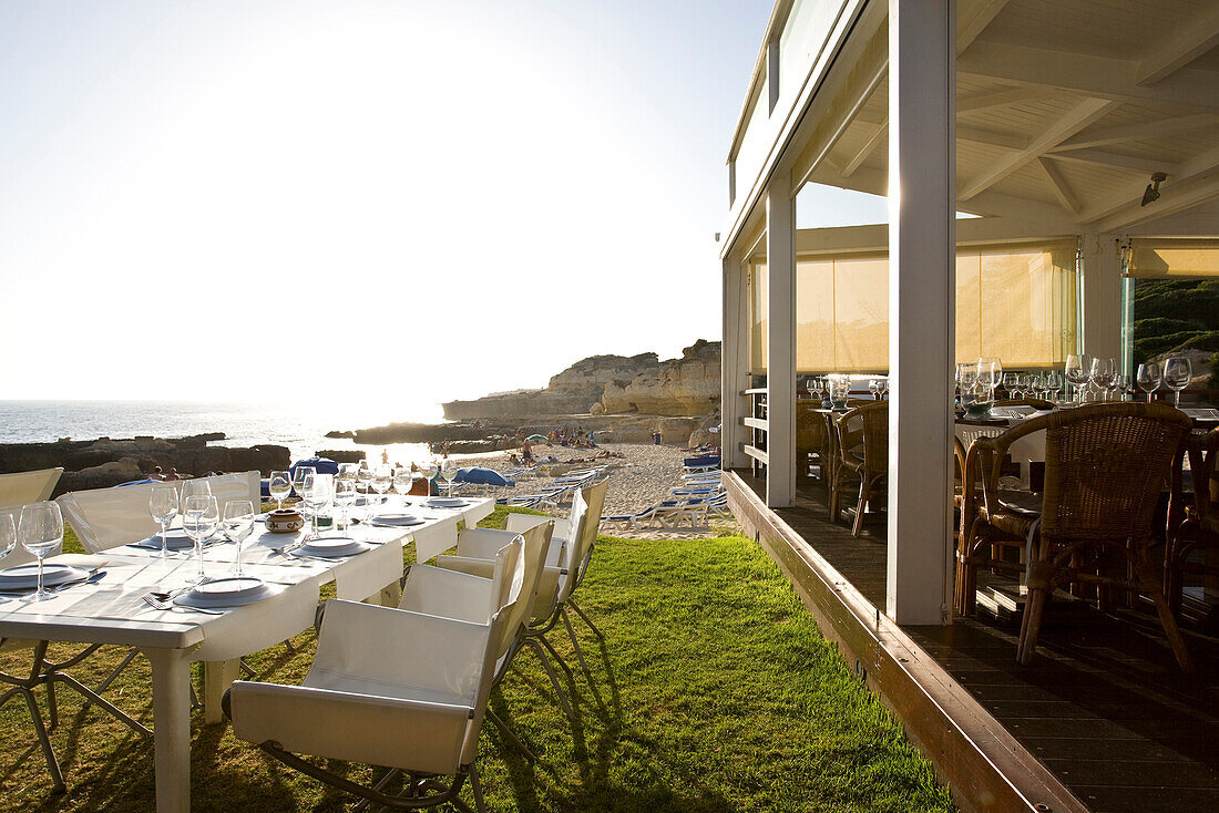 Fischrestaurant an der Praia do Evaristo, portugiesische Kueche, Albufeira, Algarve, Portugal