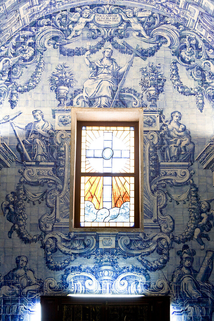 Innenansicht der Kirche Igreja Sao Lourenco, Fenster und blaue Fliesen, Kapelle, Almancil, Algarve, Portugal