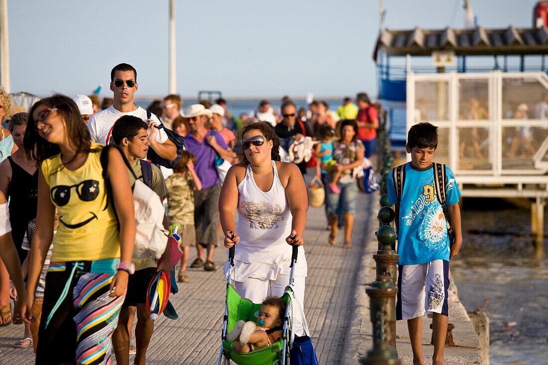 Tourists arriving with the ferry from Ilha de Tavira, Olhao, Algarve, Portugal