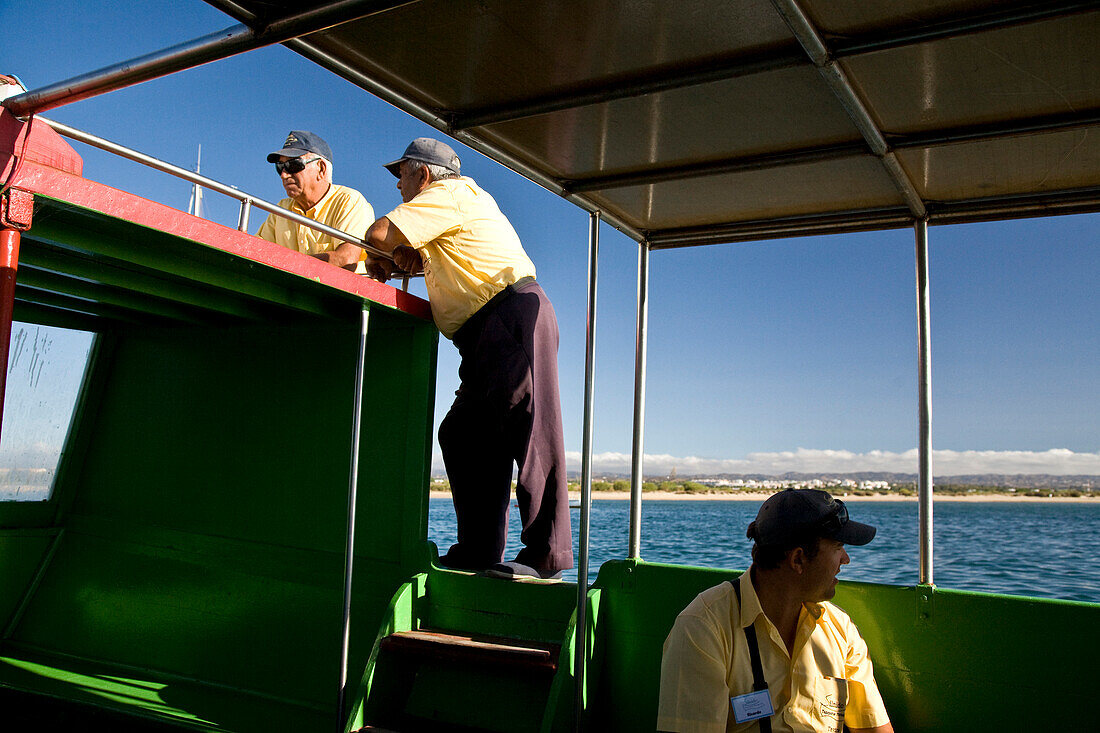 Maenner, anbord Schiff, auf dem Boot zur Insel Ilhe de Tavira, Boot ueber Lagune, Tavira, Algarve, Portugal