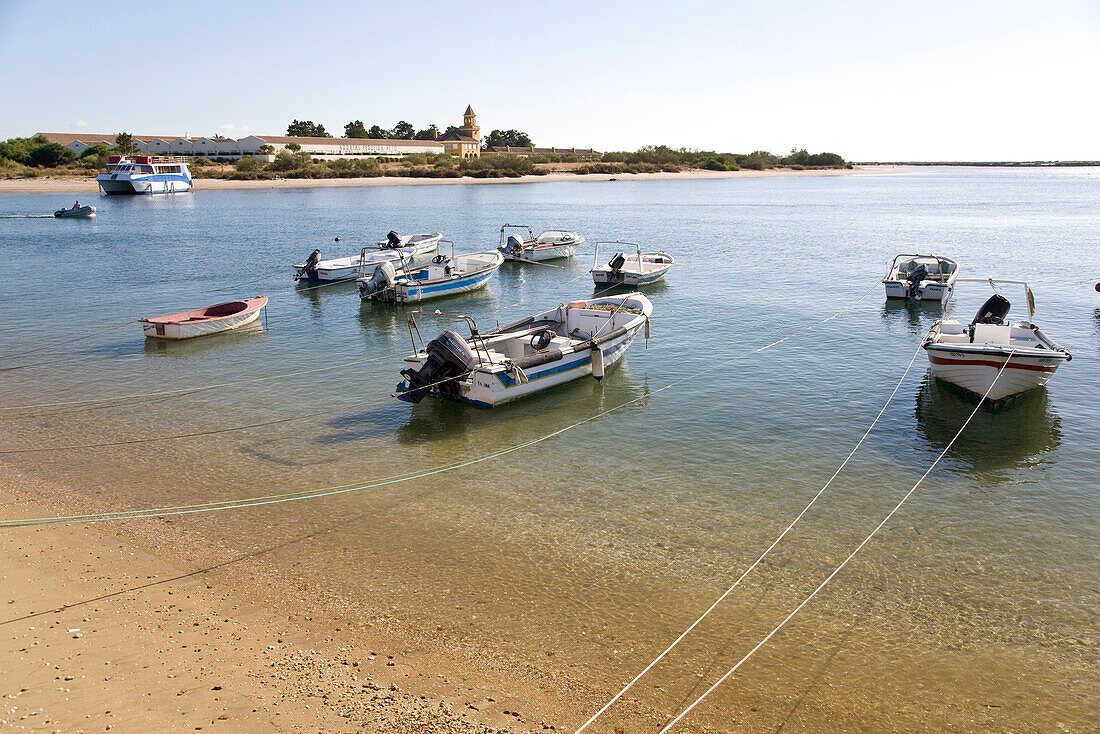 Boote zur Insel Ilhe de Tavira, Lagune, Tavira, Algarve, Portugal