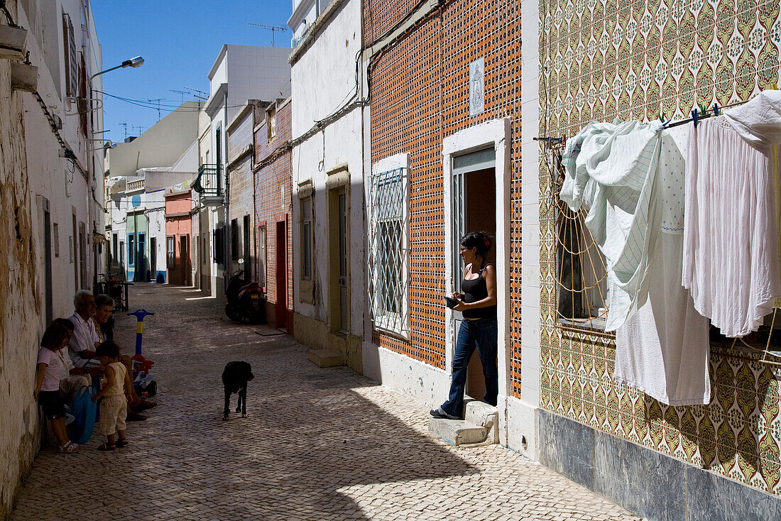 Frauen und Kinder in den Gassen der Stadt Olhao, Algarve, Portugal