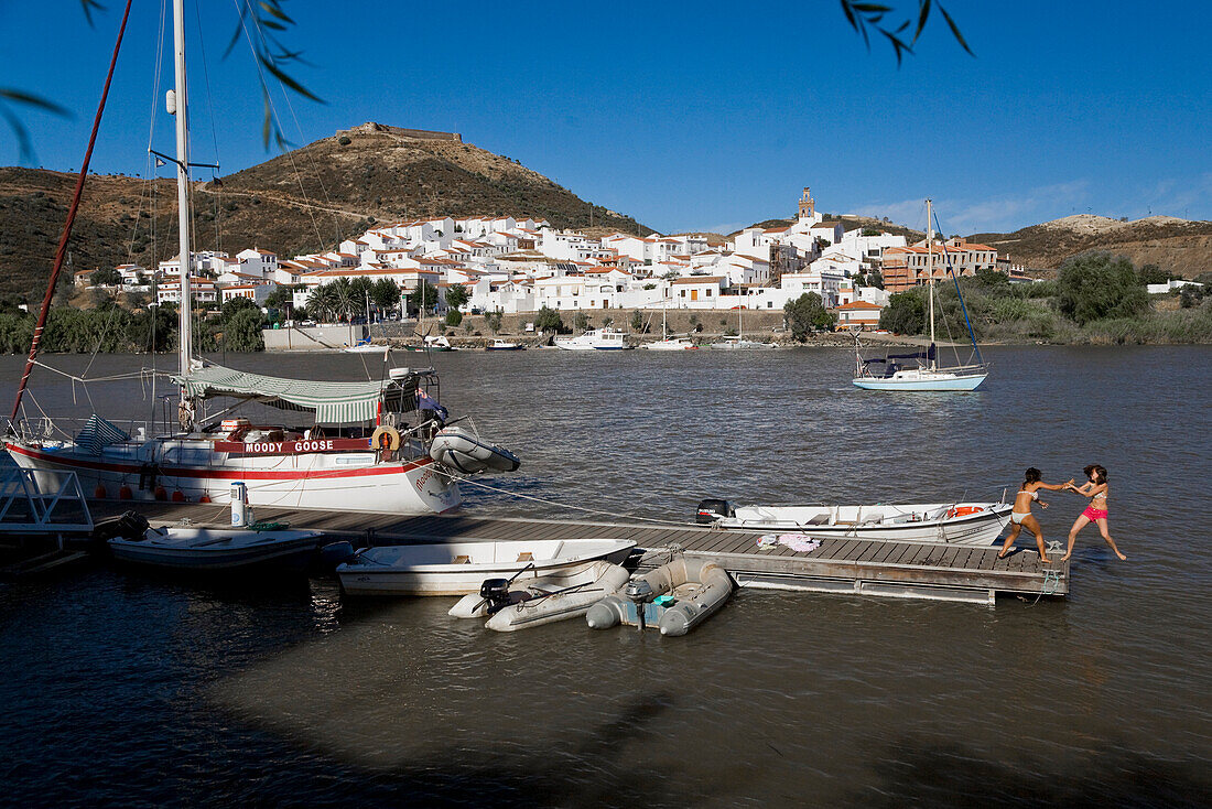 Zwei Maedchen necken sich auf dem Steg, Fluss Guadiana, Grenzfluss zu Andalusien Spanien, Alcoutim, Algarve, Portugal