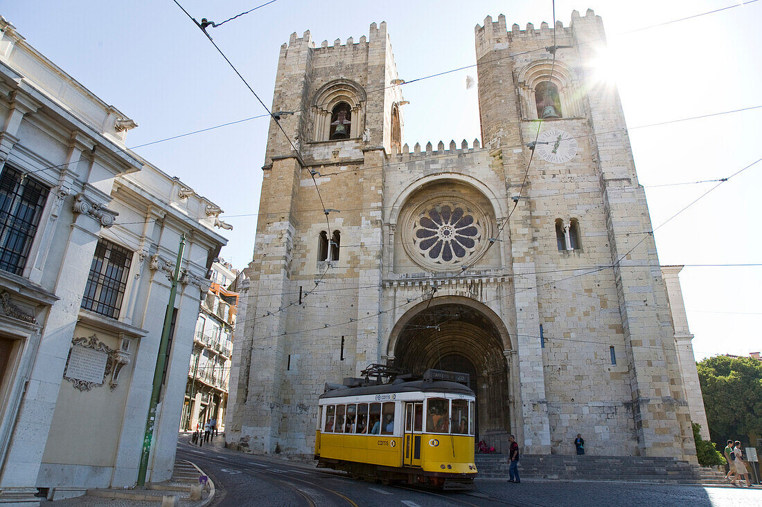 Tram in front of the Cathedral Sé Patriarcal, Se Patriarcal, Lissabon, Portugal