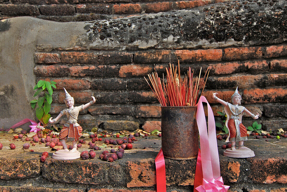 Räucherstäbchen und Opfergaben, Wat Phra Si Sanphet, Ayutthaya, Thailand, Asien