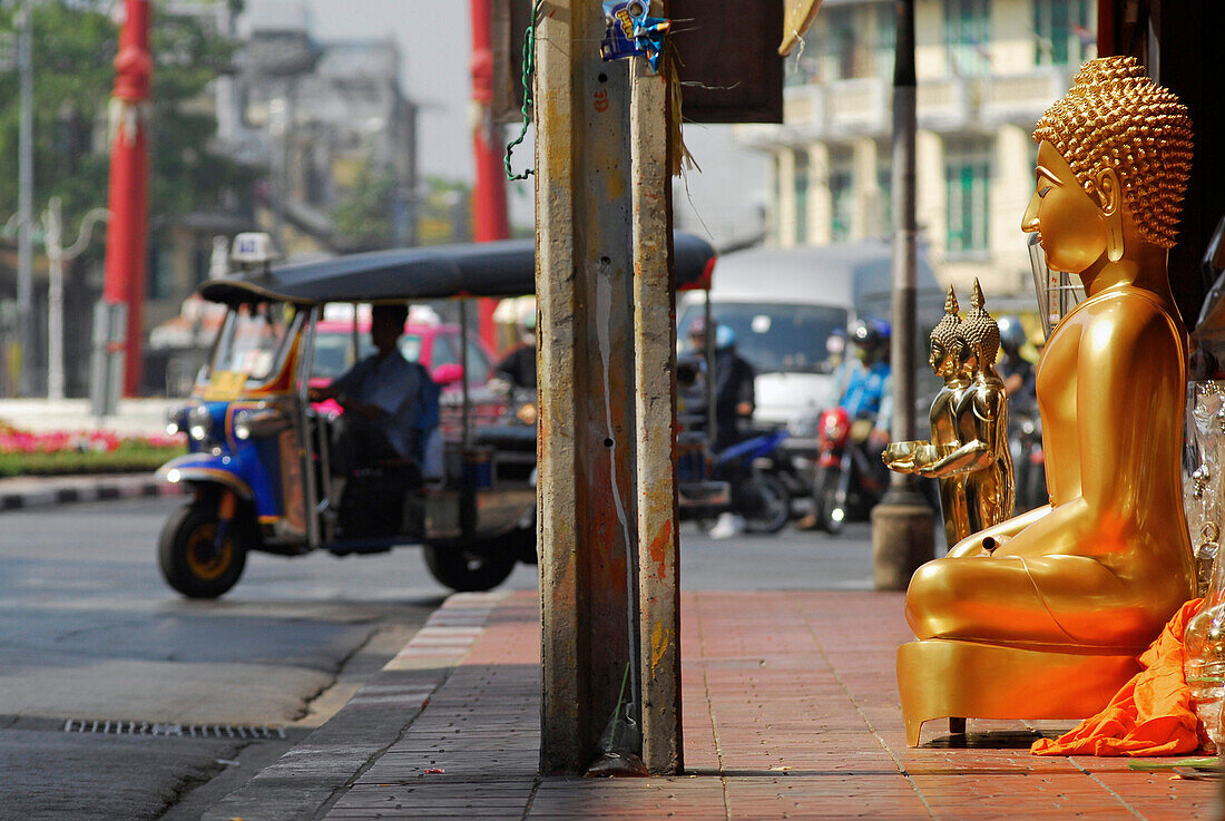 Devotional Shops, Buddhas sitting and standing on the pavement, Old Town, Bamrung Muang, Bangkok, Thailand, Asia