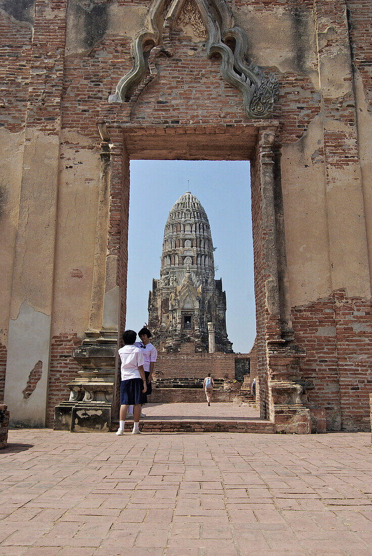 Blick durch Tor zum Prang, Wat Ratchaburana, Ayutthaya, Thailand, Asien
