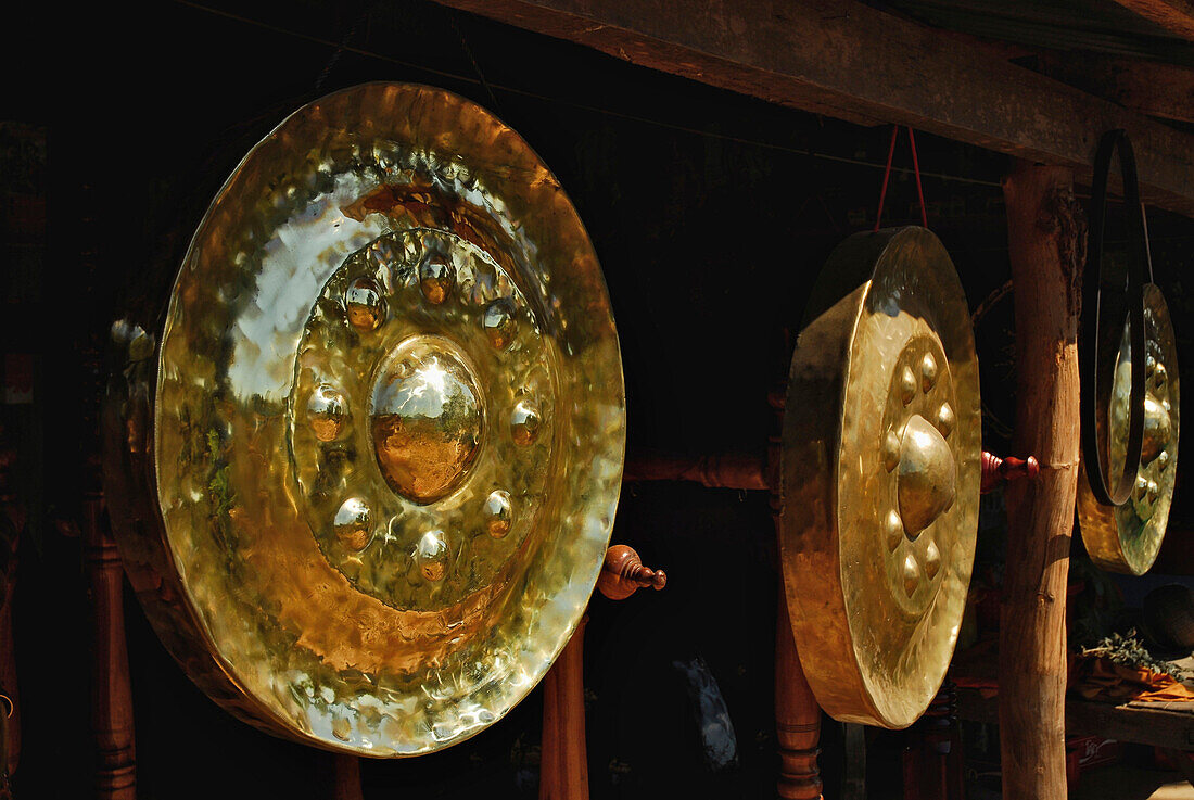 Gongs in einer kleinen Fabrik, Ban Khawn Sai, Provinz Ubon Ratchathani, Thailand, Asien