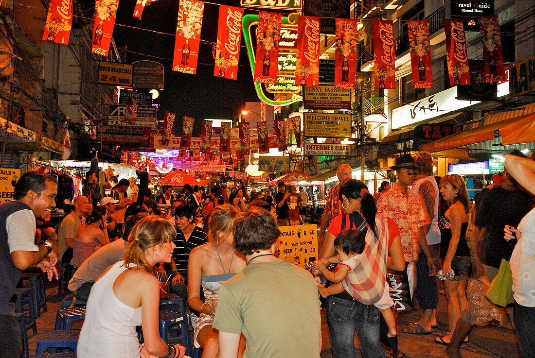 Zahlreiche Besucher in der abendlich belebten Khao San Road, Bangkok, Thailand, Asien