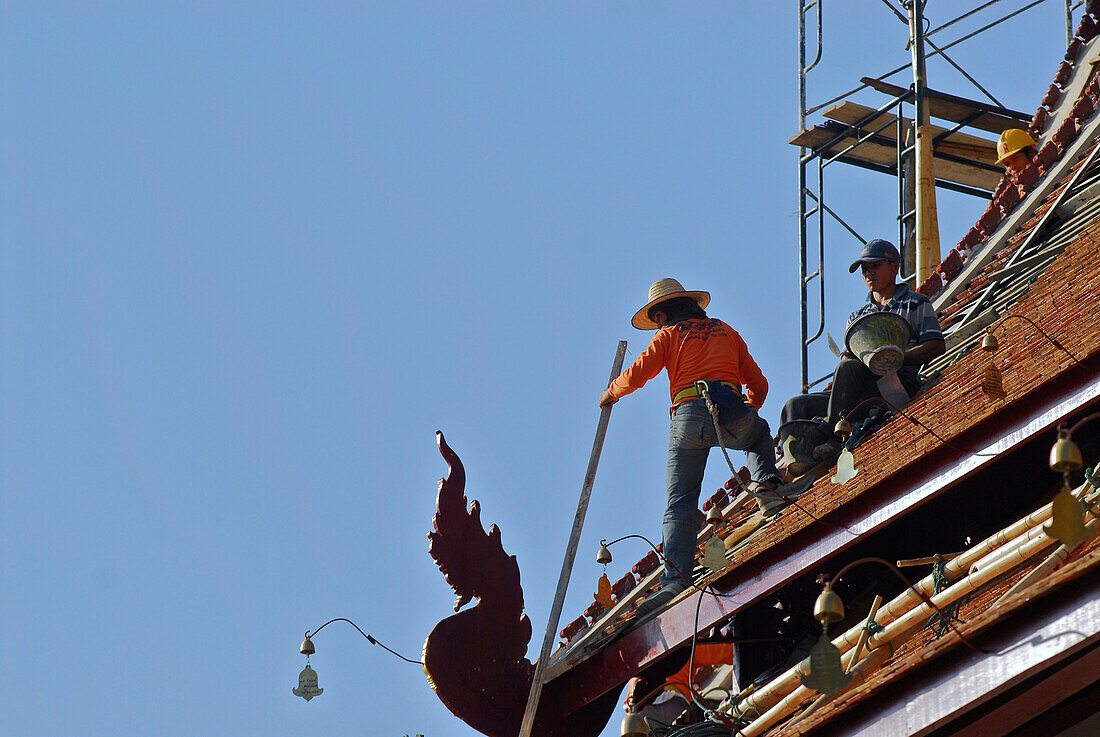 Workers replacing roof tiles, Wat Chedi Luang, Chiang Mai, Thailand, Asia