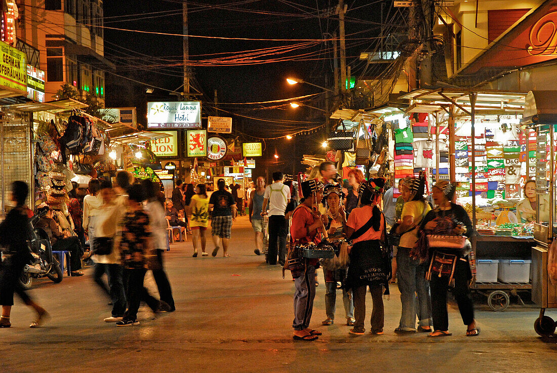 Akha Frauen vor Ständen, Nachtmarkt, Chiang Mai, Thailand, Asien