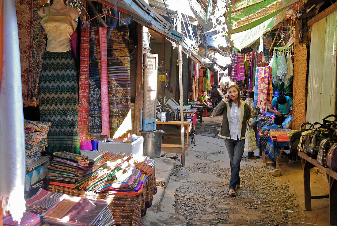 Laotischer Grenzmarkt in Ban Mai, Kleidungsstände, Chong Mek, Provinz Ubon Ratchathani, Thailand, Asien