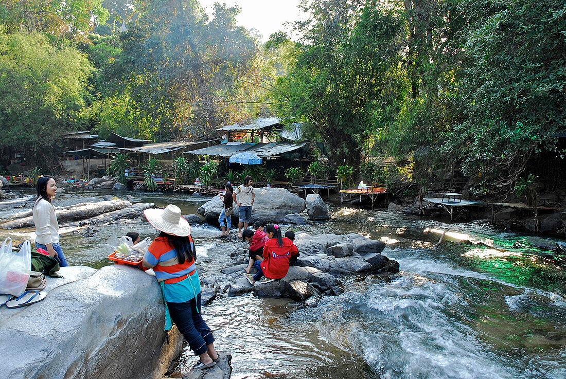 Händler und Restaurants am Mae Klang Wasserfall, Doi Intanon Nationalpark, Besucher, Provinz Chiang Mai, Thailand, Asien