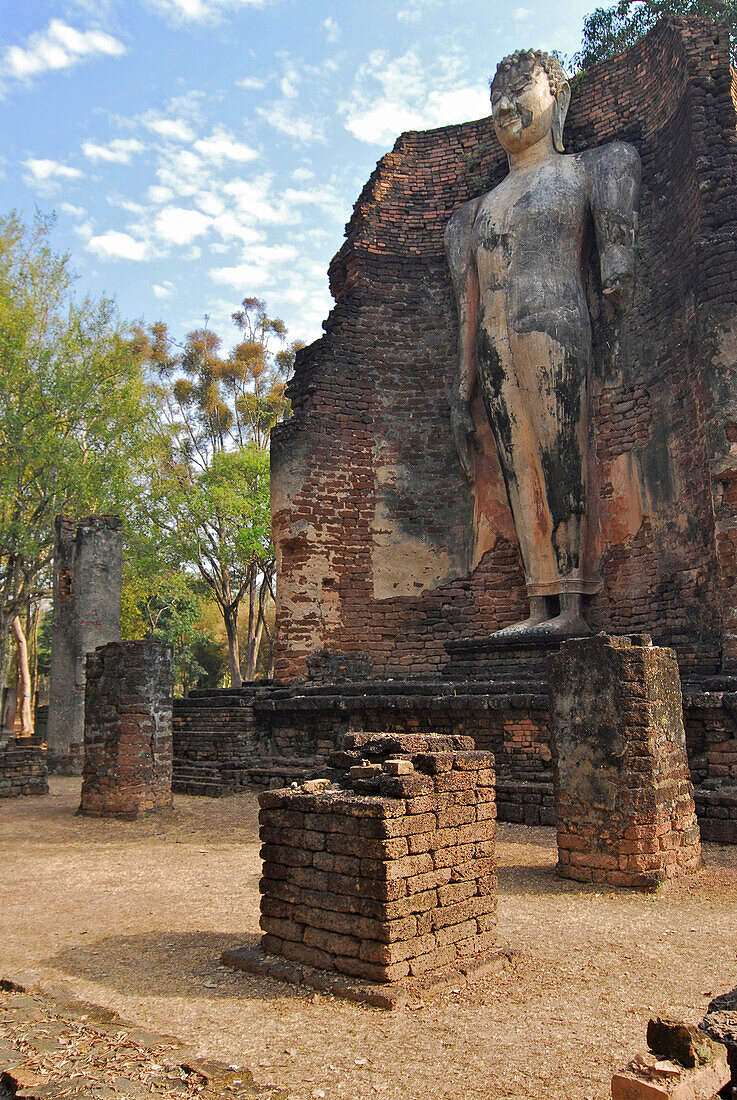 Stehender Buddha im Wald von Aranyik, Kamphaeng Phet, Wat Phra Si Iriyabot, Zentralthailand, Thailand, Asien