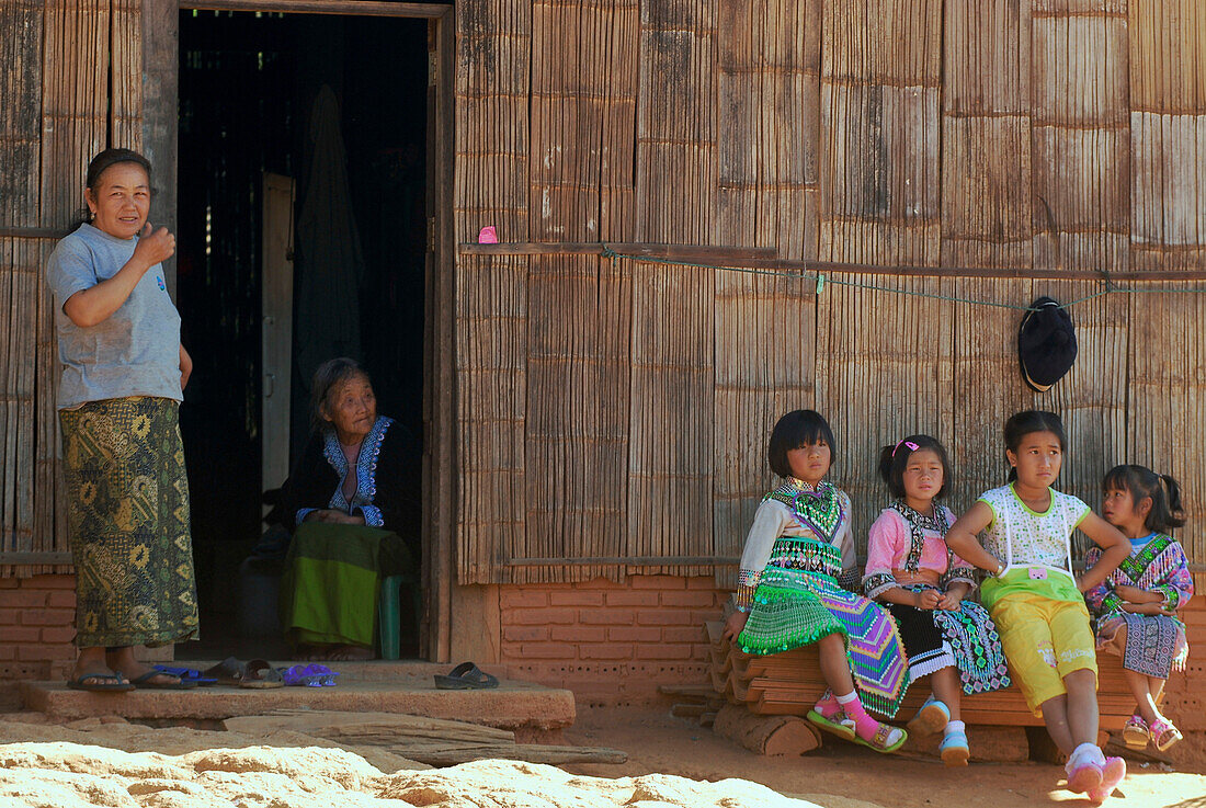 Hmong women and children dressed in traditional costumes, Mae Rim Valley, Hmong village, Province Chiang Mai, Thailand, Asia