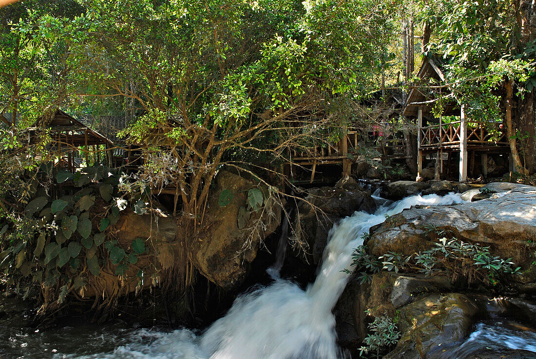 Wasserfall und Restaurant, Mae Rim Valley, Provinz Chiang Mai, Thailand, Asien