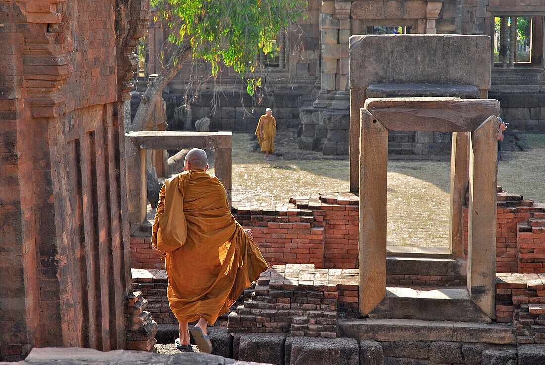 Mönche auf Pilgerfahrt in Prasat Hin Muang Tam, Khmer Tempel in der Provinz Buriram, Thailand, Asien