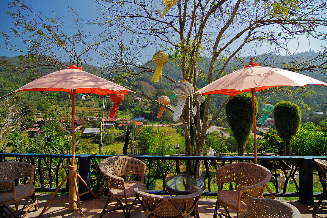 Terrasse mit Stühlen und Schirmen, Boklua Riverview Hotel und Restaurant, Nan, Doi Phu Kha, Thailand, Asien