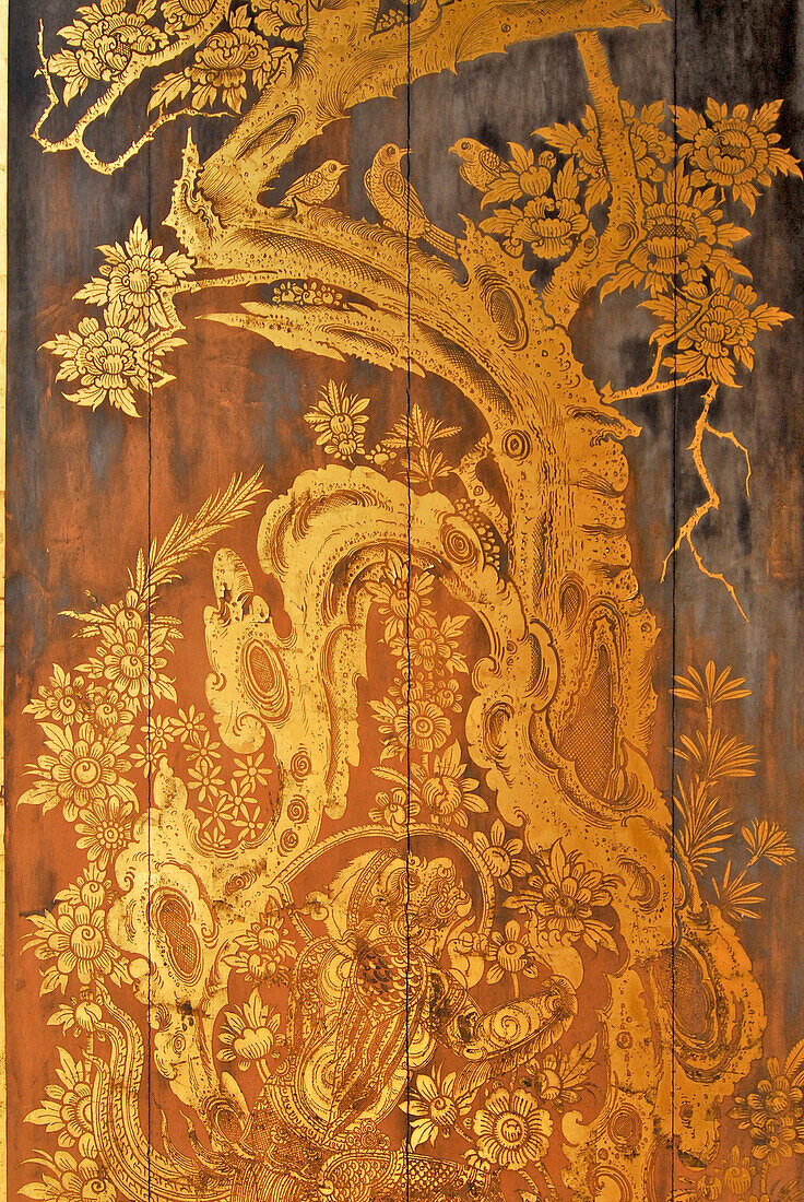 Mit Goldfarbe bemalter Fensterladen im Nationalmuseum Bangkok, Wang Na Palast, Thailand, Asien