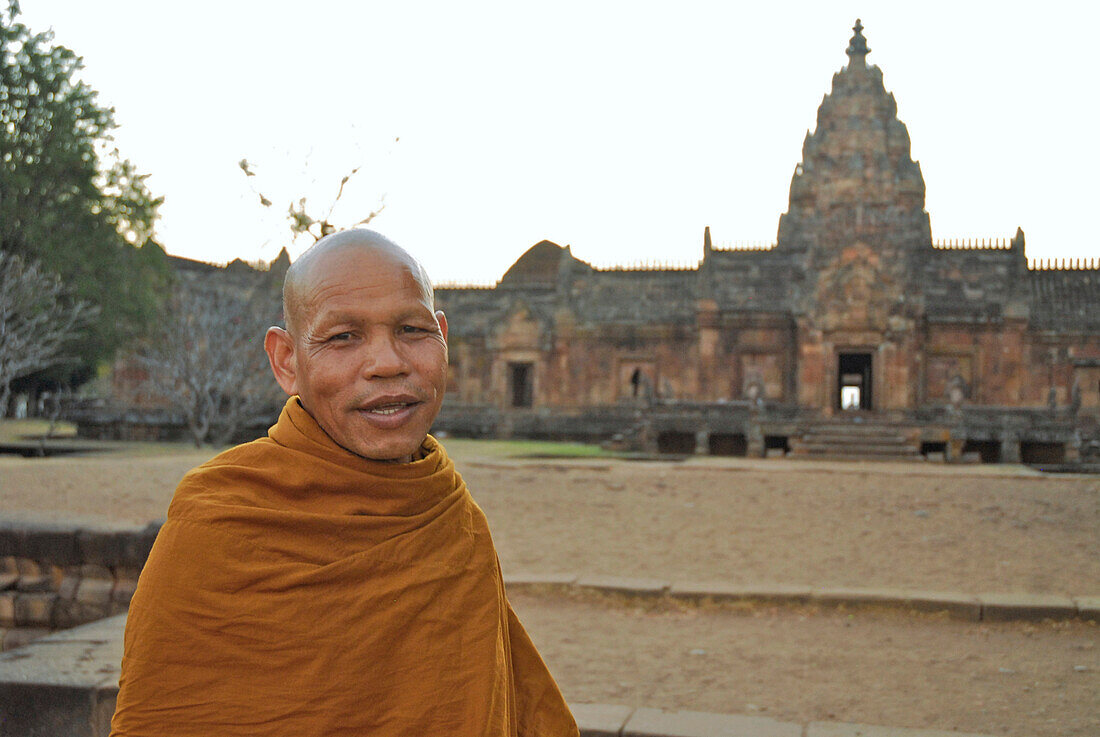 Buddhistischer Mönch vor Prasat Hin Khao Phanom Rung, Khmer Tempel in der Provinz Buriram, Thailand, Asien