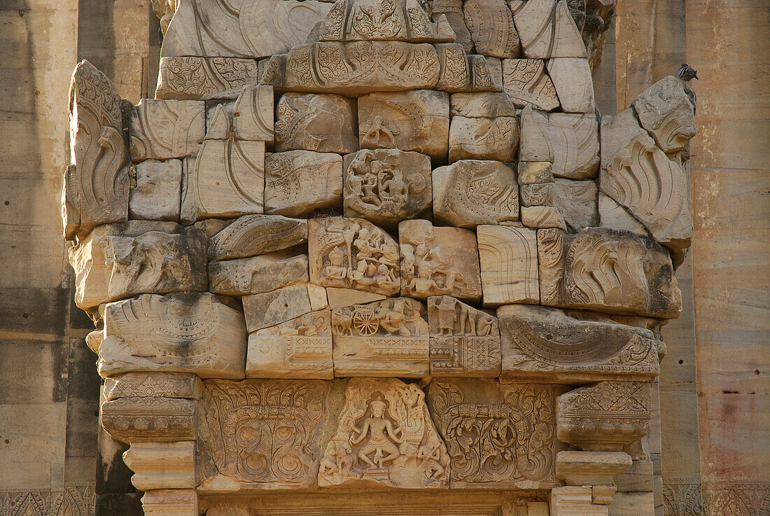 Mandapa (Türsturz) mit Darstellung aus dem Hinduepos Ramayana, Prasat Hin Phimai, Khmer Tempel in der Provinz Khorat, Thailand, Asien